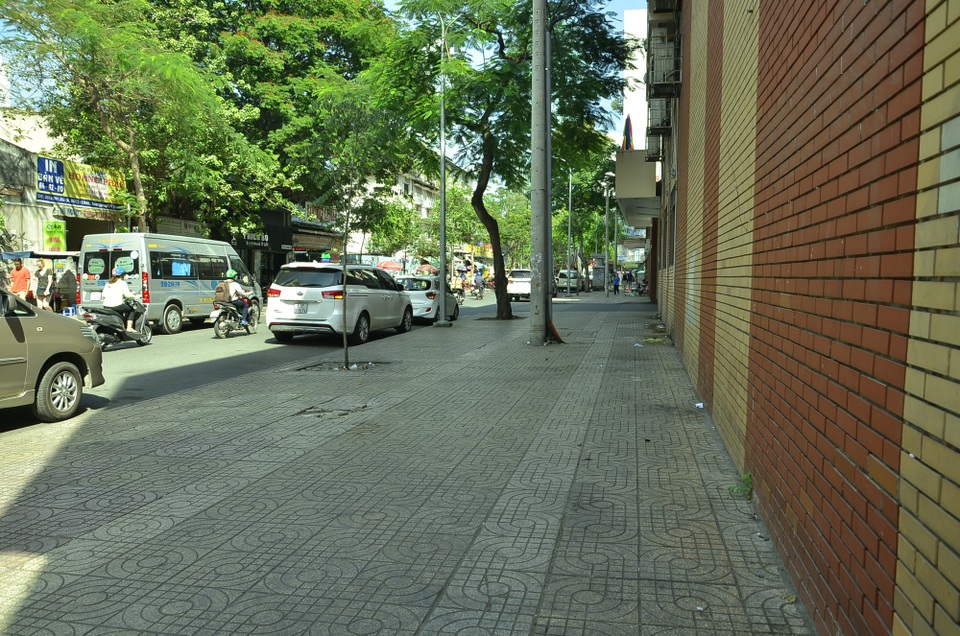Bãi xe trên đường Huỳnh Thúc Kháng (vách trường Cao Thắng) cũng không còn, trả lại vỉa hè rộng thênh thang