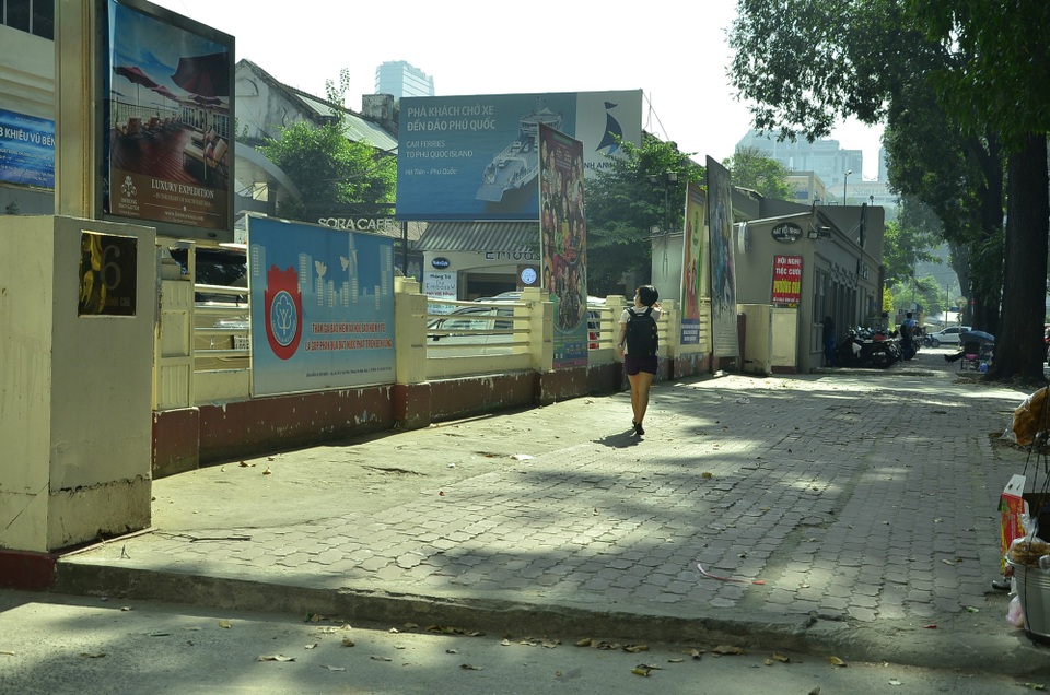 Vỉa hè trước số 6 Mạc Đỉnh Chi (phường Bến Nghé) sáng nay sau khi bãi xe ở đây được dẹp bỏ