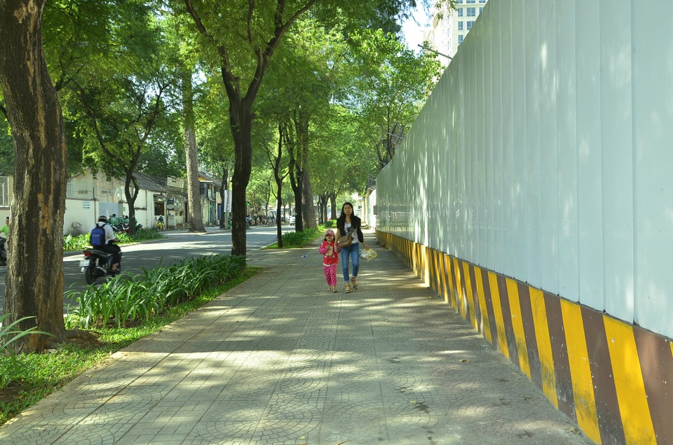 Vỉa hè Nguyễn Du (sau trụ sở công ty xổ số kiến thiết TP cũ)