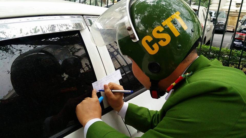 Quận Hoàn Kiếm xử lý hàng chục điểm trông giữ xe dưới 5m2 - 1