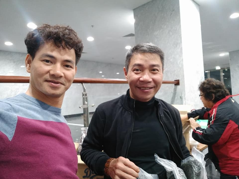 Nghệ sĩ đóng Táo Quân bất ngờ nhận được quà của khán giả giữa đêm khuya - 2 Các nghệ sĩ cảm thấy xúc động khi khán giả luôn quan tâm đến Táo Quân lẫn nghệ sĩ tham gia chương trình.