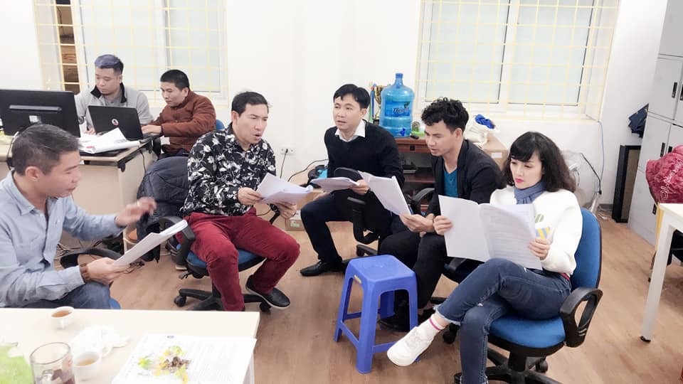 Vân Dung, Xuân Bắc bị “mắng” trong buổi tập đầu tiên của Táo Quân? - 1 Hình ảnh các nghệ sĩ tập luyện khiến nhiều người nghĩ là tập Táo Quân 2018.