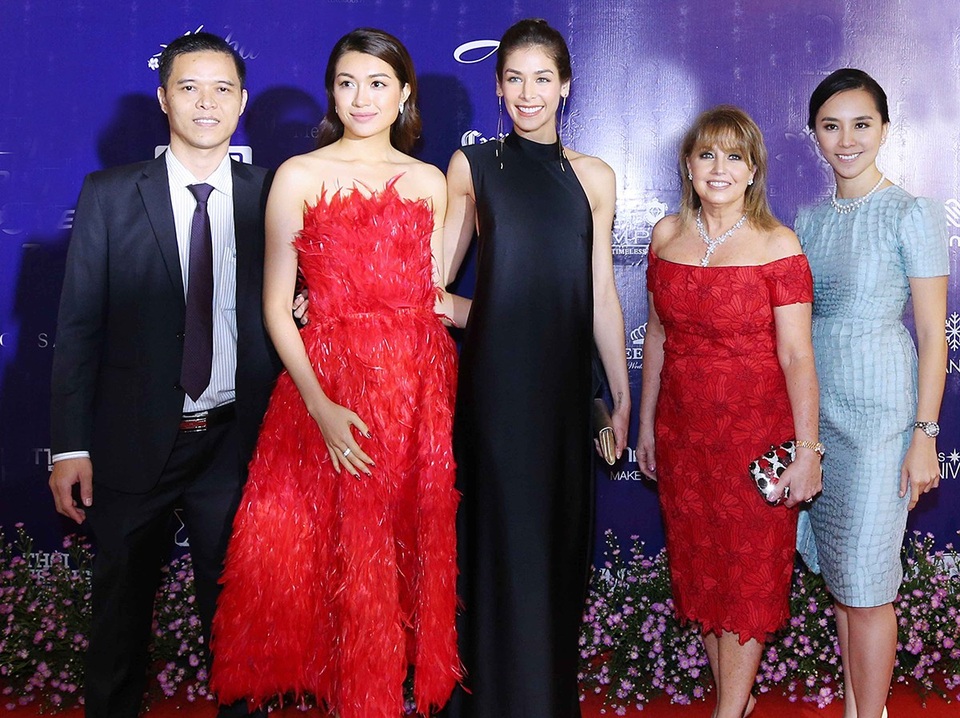 Cận cảnh nhan sắc rạng rỡ Hoa hậu Hoàn vũ đẹp nhất thế giới - 12 Trưởng ban tổ chức Hoa hậu Hoàn vũ Việt Nam - ông Trần Ngọc Nhật, Á hậu Lệ Hằng, Hoa hậu Dayana Mendoza và bà Paula - chủ tịch tổ chức Hoa hậu Hoàn vũ Thế giới.