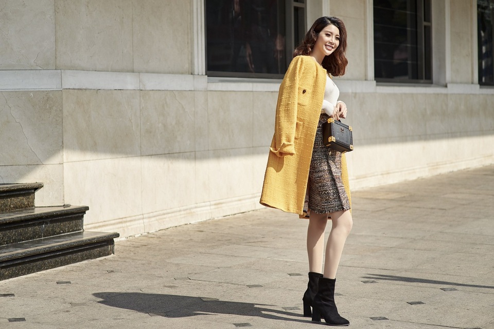 Màu vàng mustard càng làm cho cô nàng trở nên nổi bật giữa phố mùa đông.
