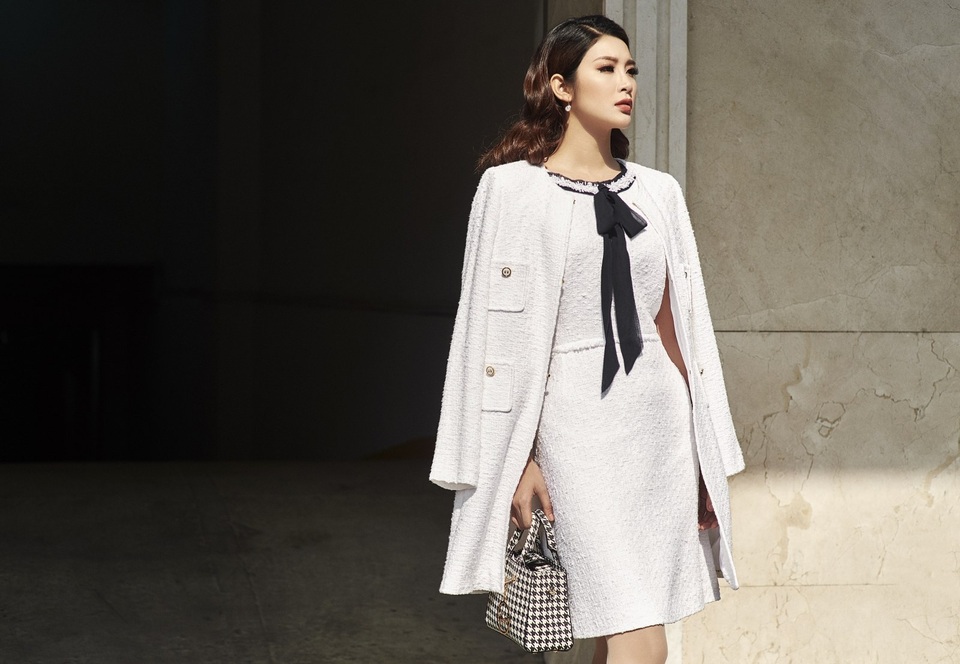 Trong set đồ thứ 2, cô chọn sắc trắng đơn giản, thanh lịch.