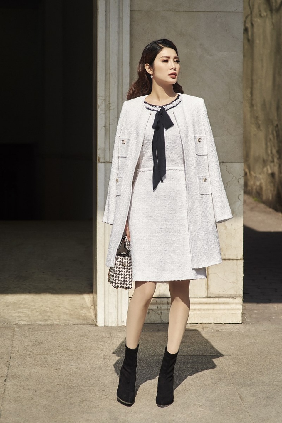 Xu hướng “white on white” kết hợp với những phụ kiện màu đen hoặc họa tiết kẻ đen khiến cho tổng thể set đồ có được điểm nhấn.