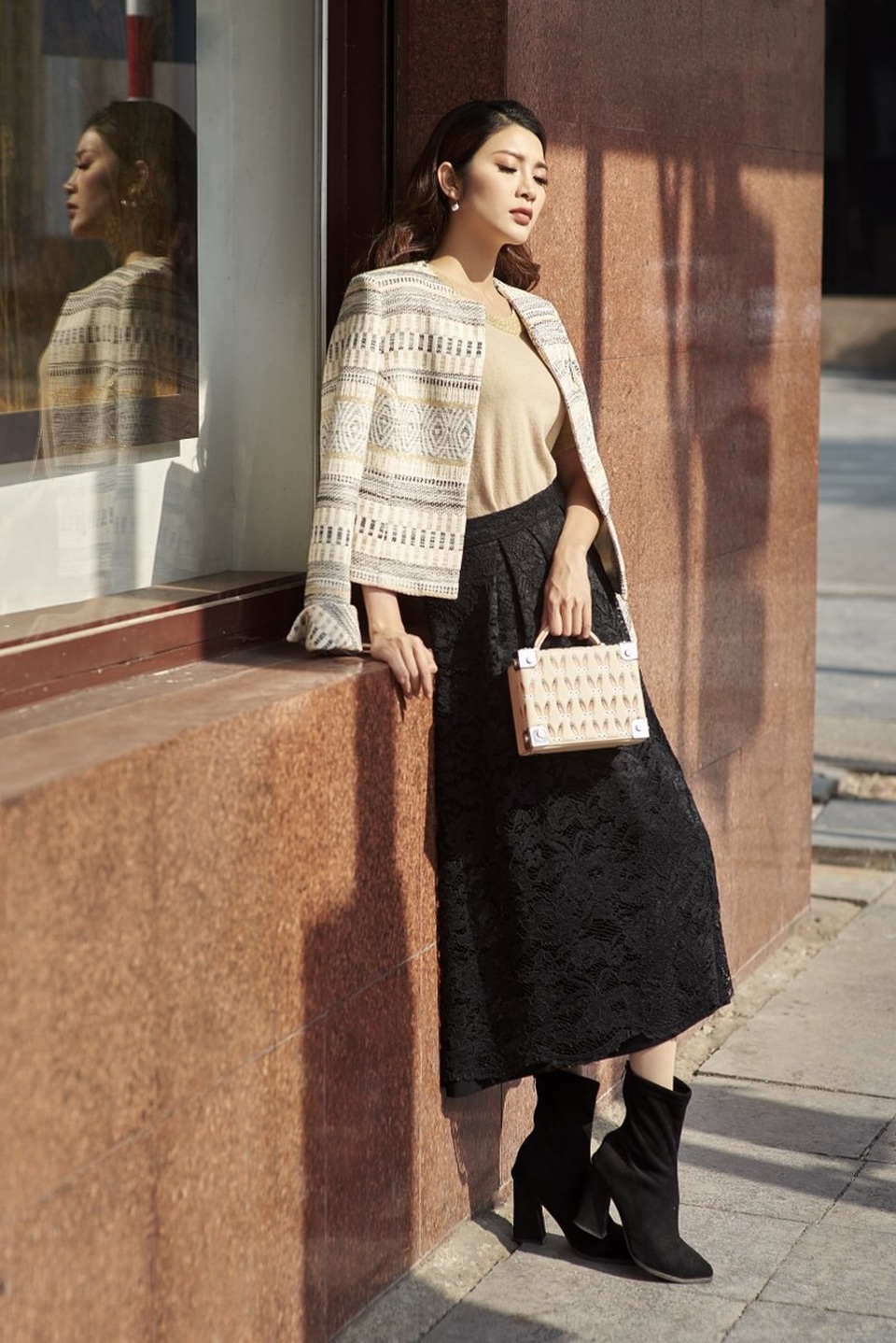 Cô kết hợp cùng bốt ngắn da lộn và túi tiểu thư đài các.