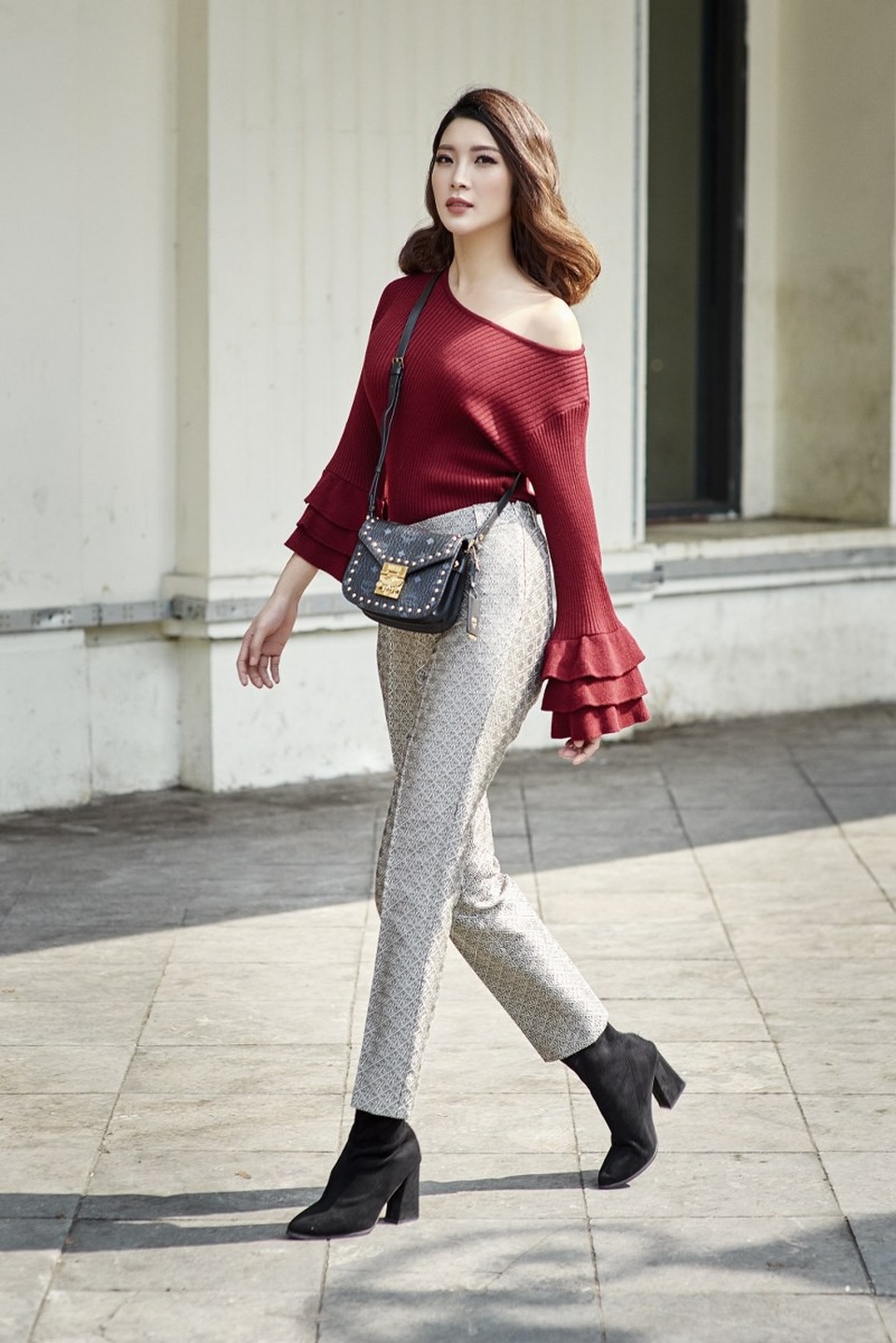 Áo tay bèo và quần âu có vẻ không liên quan lắm nhưng với set đồ trên, thời trang là sự khẳng định không gì là không thể. Ngày mùa đông với nắng vàng rực rỡ thì không ngại gì mà không làm cho mình nổi bật với chiếc áo len hở vai hờ hững thu hút mọi ánh nhìn.