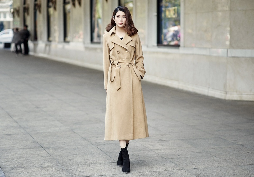 Với trang phục này, Yan My khuyên bạn không nên bổ sung phụ kiện cầu kì vì một chiếc măng tô dài thế này đã đủ để bạn trở nên sang trọng và thanh lịch rồi.