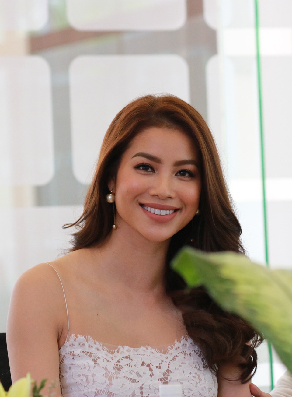 Hoa hậu Phạm Hương chia sẻ cảm xúc khi sau hôm nay cô sẽ nhường ngôi vị Hoa hậu cho người kế nhiệm.