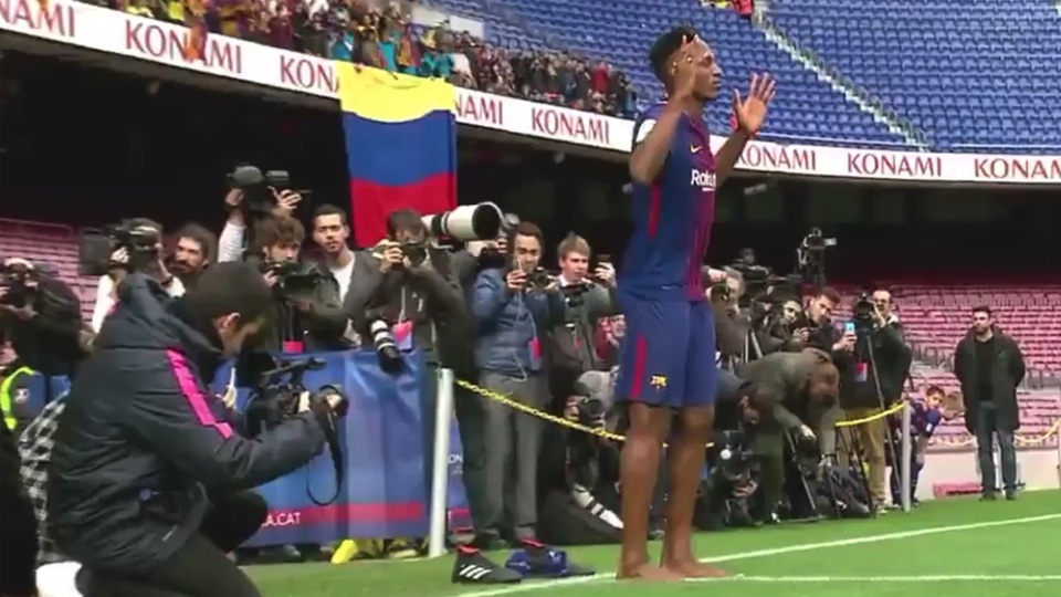 Hành động lạ của Yerry Mina trong ngày ra mắt Barcelona