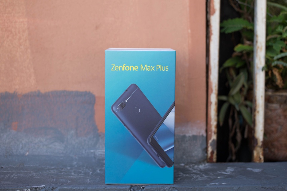 Hộp đựng máy có lối thiết kế tương tự các phiên bản Zenfone Max gần đây với tông màu xanh nước biển chủ đạo.