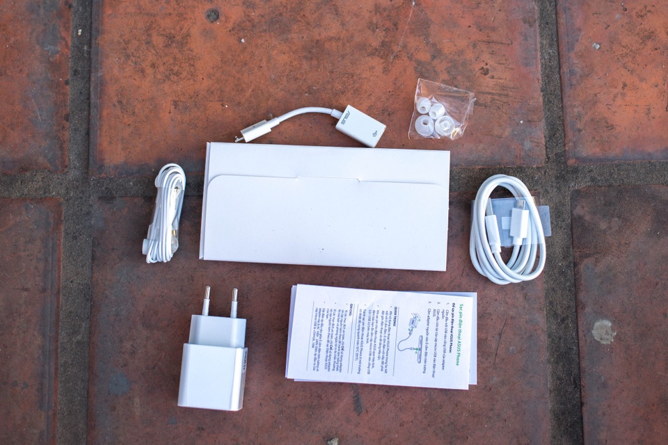 Asus trang bị sạc, cáp microUS, tai nghe và cổng OTG để kết nối với các thiết bị ngoại vi.