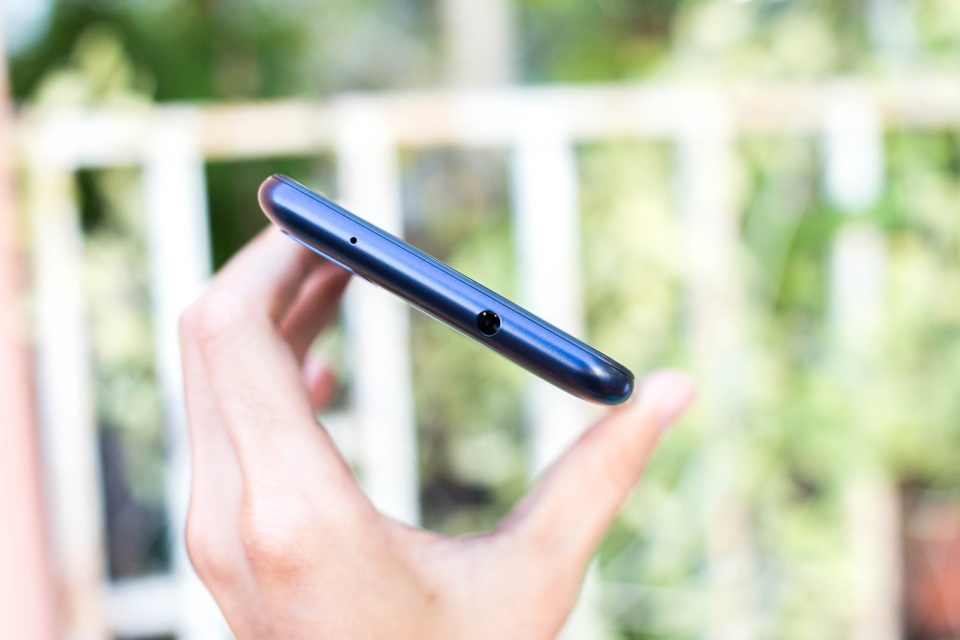 Cạnh trên là vị trí của micro phụ và cổng tai nghe 3.5 mm