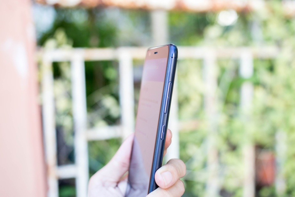 Cạnh phải là vị trí phím nguồn và âm lượng.