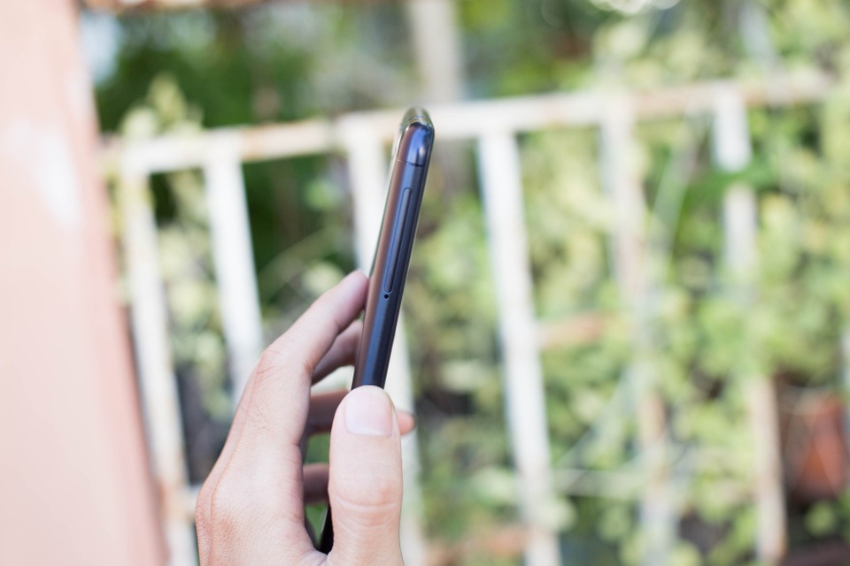 Cạnh trái là vị trí của khe cắm thẻ SIM và thẻ nhớ rời