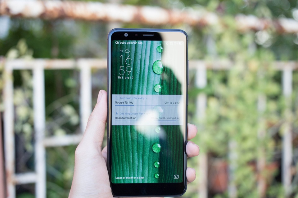 Điểm nhấn của ZenFone Max Plus là màn hình Full View 5.7 inch độ phân giải Full HD+ (2160x1080) với tỉ lệ 18:9. Màn hình mới giúp cho tỉ lệ hiển thị lên đến 80% so với thân máy. Màn hình này cũng được phủ lớp kính cong 2.5D.