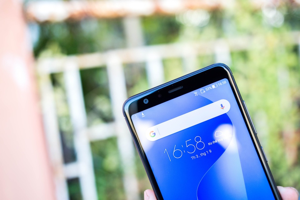 Phía trên mặt trước, Asus trang bị cho máy camera selfie 8 MP, khẩu độ F/2.0.