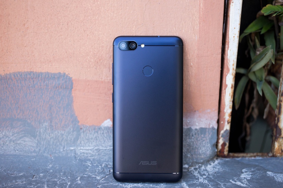 Ở mặt sau, ZenFone Max Plus gây ấn tượng với một hệ thống camera kép gồm một cảm biến 16 MP PixelMaster khẩu độ rộng f/2.0 kết hợp một camera góc rộng 8 MP. Hệ thống camera này có tích hợp lấy nét tự động theo pha (PDAF), giúp lấy nét chính xác vật thể chỉ trong 0.03s.