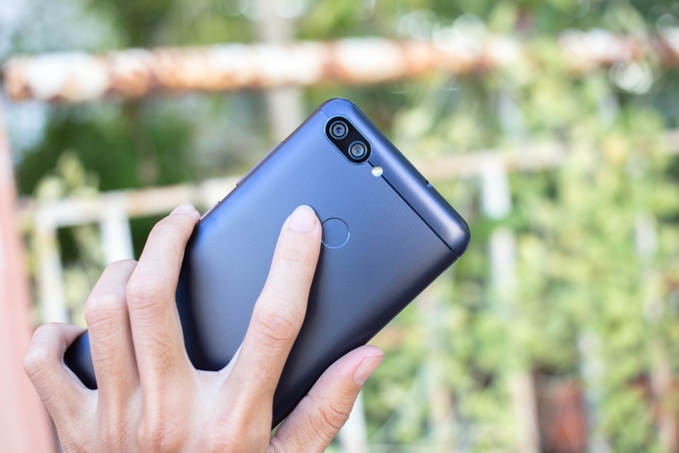 Phía dưới camera, hãng tích hợp thêm cảm biến vân tay 1 chạm. Đặc biệt, bên dưới máy sử dụng dung lượng pin khủng lên đến 4130 mAh, cho phép máy có thể sử dụng liên tục đến 2 ngày.