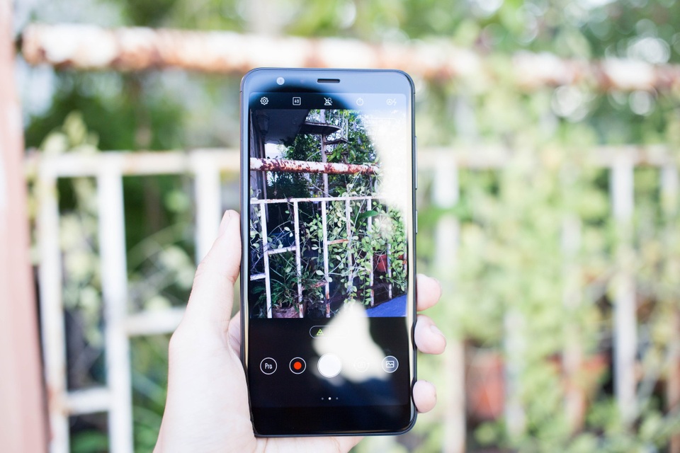 Asus cũng tích hợp thuật toán xử lý độ sâu trường ảnh, có khả năng chụp ảnh xóa phông ở camera sau và cả camera selfie.