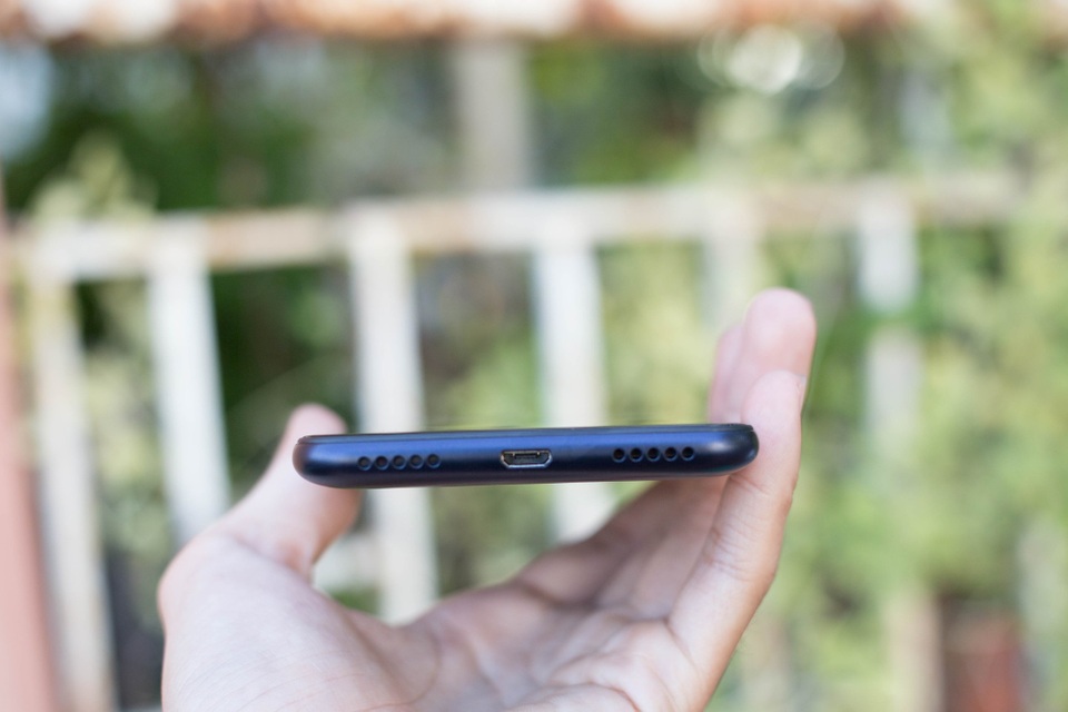 Cạnh dưới của máy trang bị loa ngoài, microphone và cổng sạc microUSB