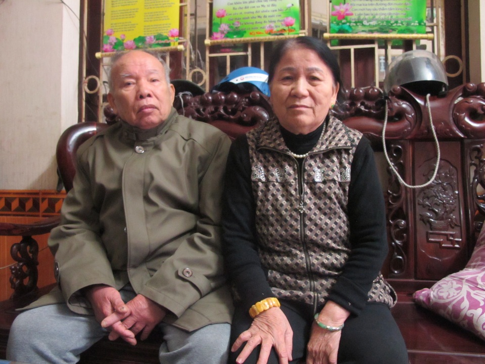 Người dân phát hoảng vì đường điện cao áp cách mái nhà... 0,8m! - 1 Người dân phát hoảng vì đường điện cao áp cách mái nhà... 0,8m! - 1