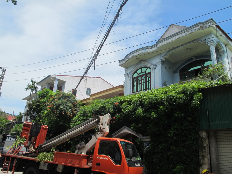 Người dân phát hoảng vì đường điện cao áp cách mái nhà... 0,8m! - 19 Người dân phát hoảng vì đường điện cao áp cách mái nhà... 0,8m! - 19