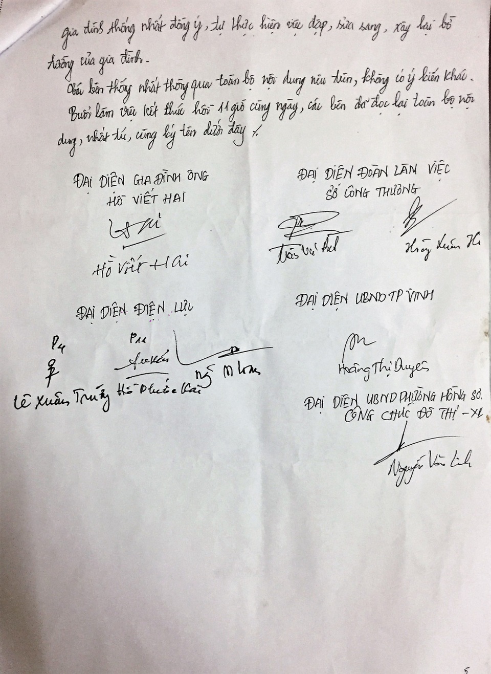 Người dân phát hoảng vì đường điện cao áp cách mái nhà... 0,8m! - 6 Người dân phát hoảng vì đường điện cao áp cách mái nhà... 0,8m! - 6