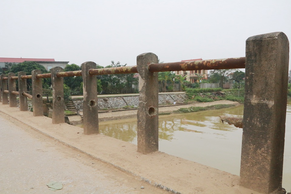 Người dân “liều mình” qua cây cầu già yếu gần 40 tuổi ở Ninh Bình - 7 Người dân “liều mình” qua cây cầu già yếu gần 40 tuổi ở Ninh Bình - 7