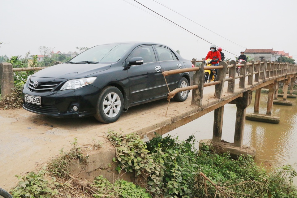 Người dân “liều mình” qua cây cầu già yếu gần 40 tuổi ở Ninh Bình - 8 Người dân “liều mình” qua cây cầu già yếu gần 40 tuổi ở Ninh Bình - 8