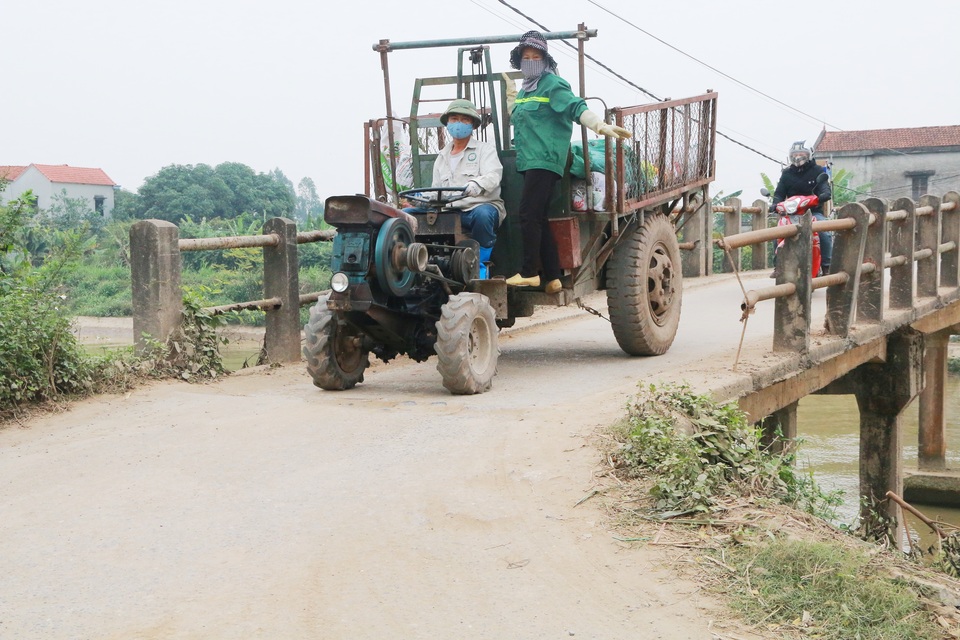 Người dân “liều mình” qua cây cầu già yếu gần 40 tuổi ở Ninh Bình - 9 Người dân “liều mình” qua cây cầu già yếu gần 40 tuổi ở Ninh Bình - 9