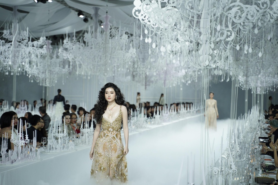 Loạt người đẹp khoe sắc với tinh thần “tự do” tại show diễn của nhà thiết kế Lý Quí Khánh  - 1