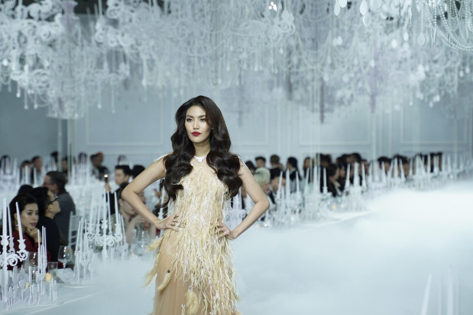 Loạt người đẹp khoe sắc với tinh thần “tự do” tại show diễn của nhà thiết kế Lý Quí Khánh  - 3