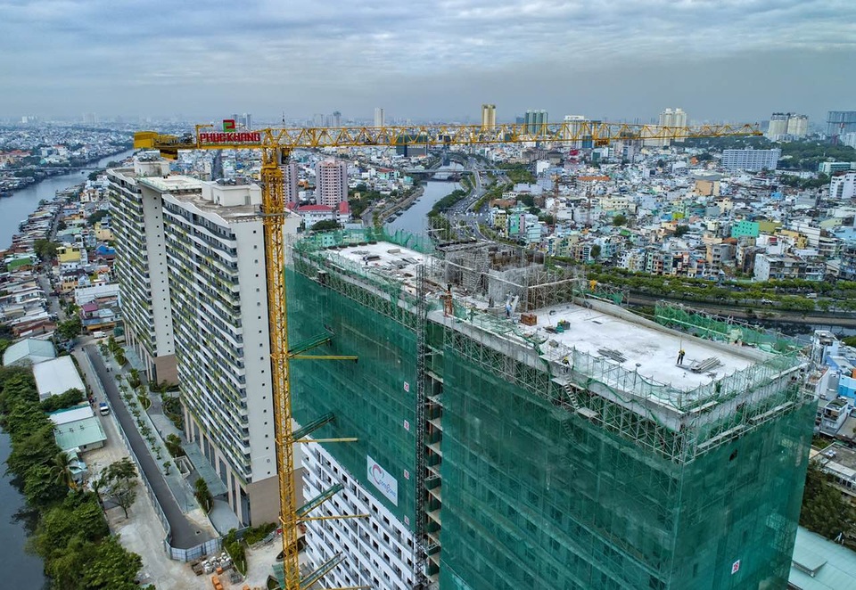 Cất nóc tháp C - Diamond Lotus Riverside - bức tường xanh khổng lồ giữa lòng Sài Gòn - 1 Cất nóc tháp C - Diamond Lotus Riverside - bức tường xanh khổng lồ giữa lòng Sài Gòn - 1