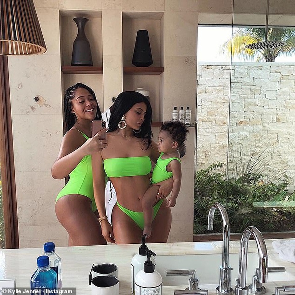 Kylie Jenner và con gái cưng mặc áo tắm đồng màu - 3 Kylie Jenner và con gái cưng mặc áo tắm đồng màu - 3