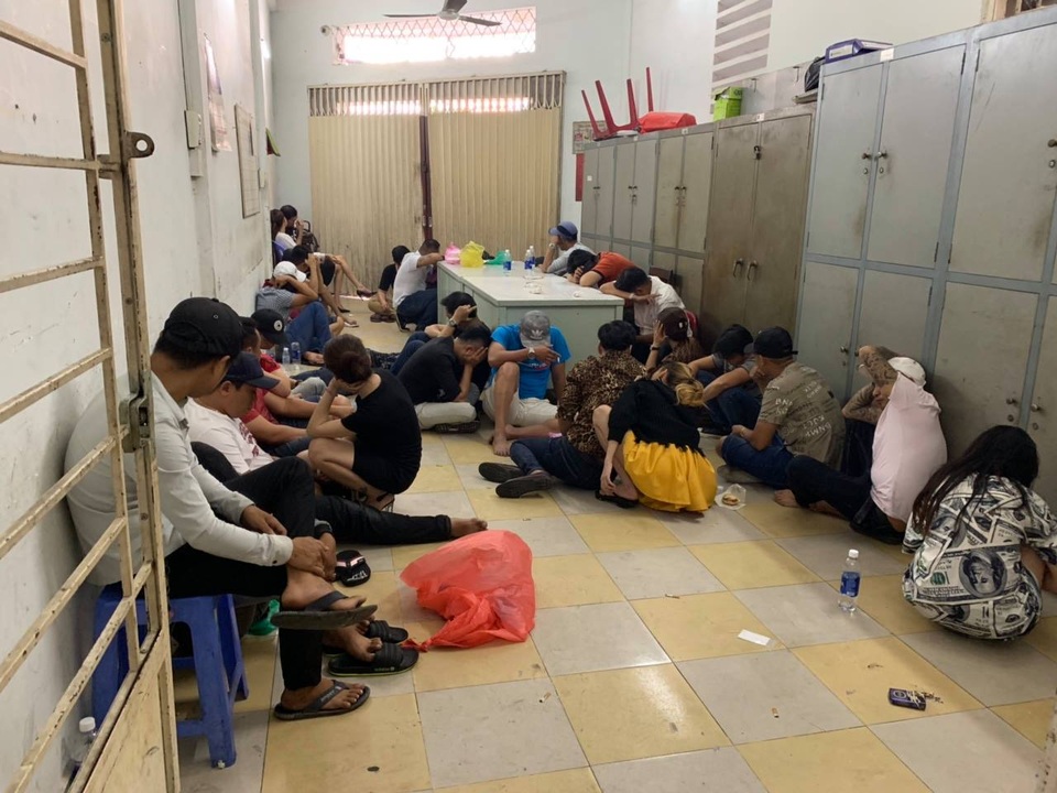 Đột kích vũ trường bật nhất sài gòn  