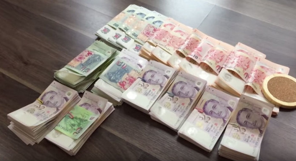 Mang 6,5 tỷ đồng sang Singapore mua điện thoại: Chàng trai Việt bị bắt ra tòa - 1 Mang 6,5 tỷ đồng sang Singapore mua điện thoại: Chàng trai Việt bị bắt ra tòa - 1