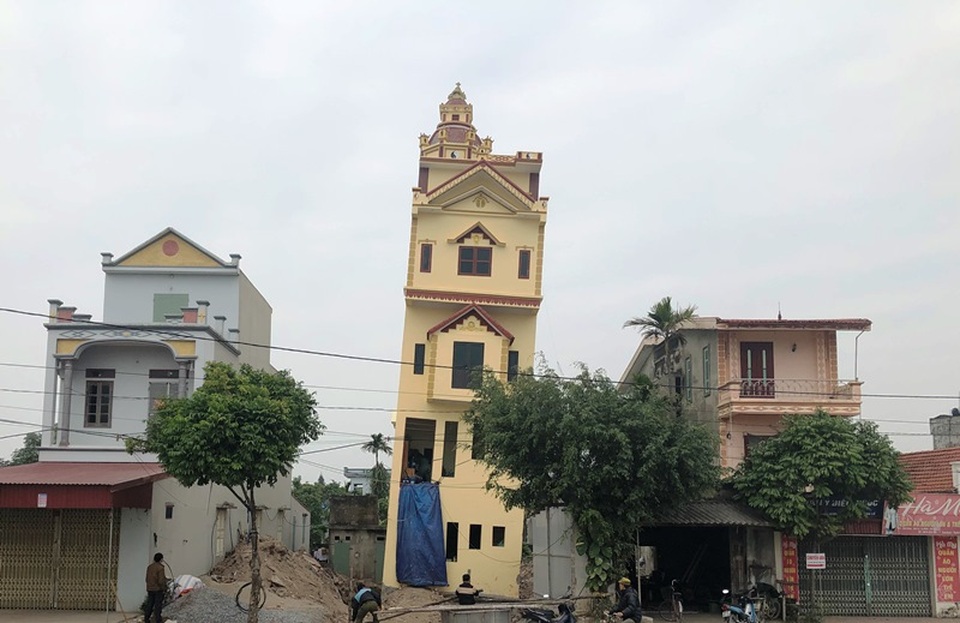 Cận cảnh ngôi nhà 5 tầng nghiêng như tháp nghiêng Pisa - 1 Cận cảnh ngôi nhà 5 tầng nghiêng như tháp nghiêng Pisa - 1