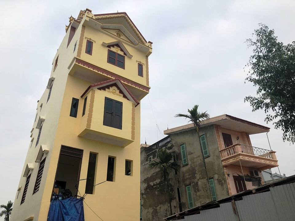Cận cảnh ngôi nhà 5 tầng nghiêng như tháp nghiêng Pisa - 6 Cận cảnh ngôi nhà 5 tầng nghiêng như tháp nghiêng Pisa - 6