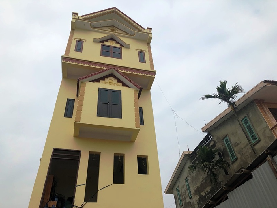 Cận cảnh ngôi nhà 5 tầng nghiêng như tháp nghiêng Pisa - 9 Cận cảnh ngôi nhà 5 tầng nghiêng như tháp nghiêng Pisa - 9