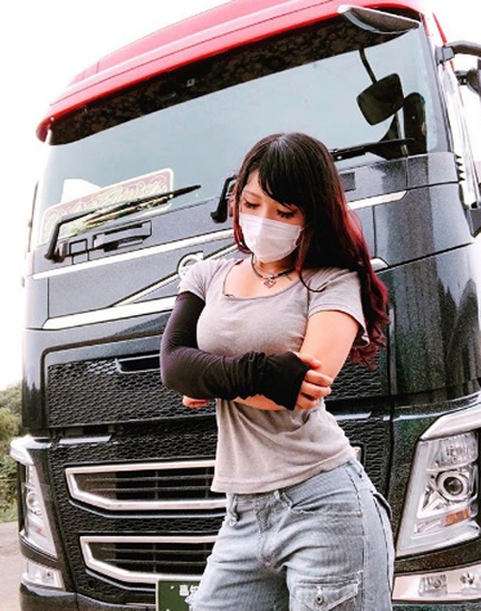 Nữ tài xế gây thương nhớ vì quá đỗi xinh đẹp - 3 Nữ tài xế gây thương nhớ vì quá đỗi xinh đẹp - 3