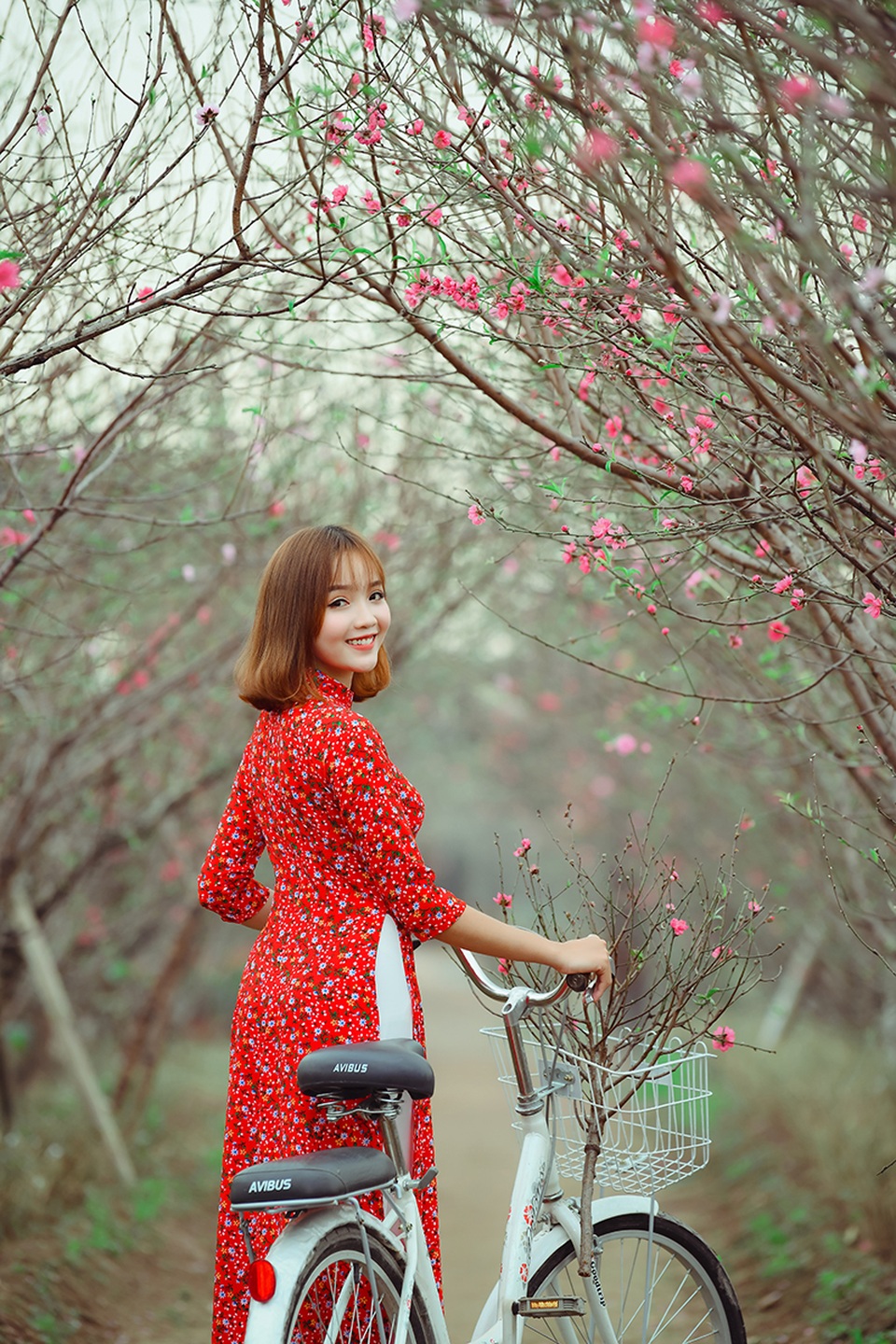 Rộn rịp thiếu nữ xinh đẹp chụp ảnh vườn đào đón Tết - 4 Rộn rịp thiếu nữ xinh đẹp chụp ảnh vườn đào đón Tết - 4