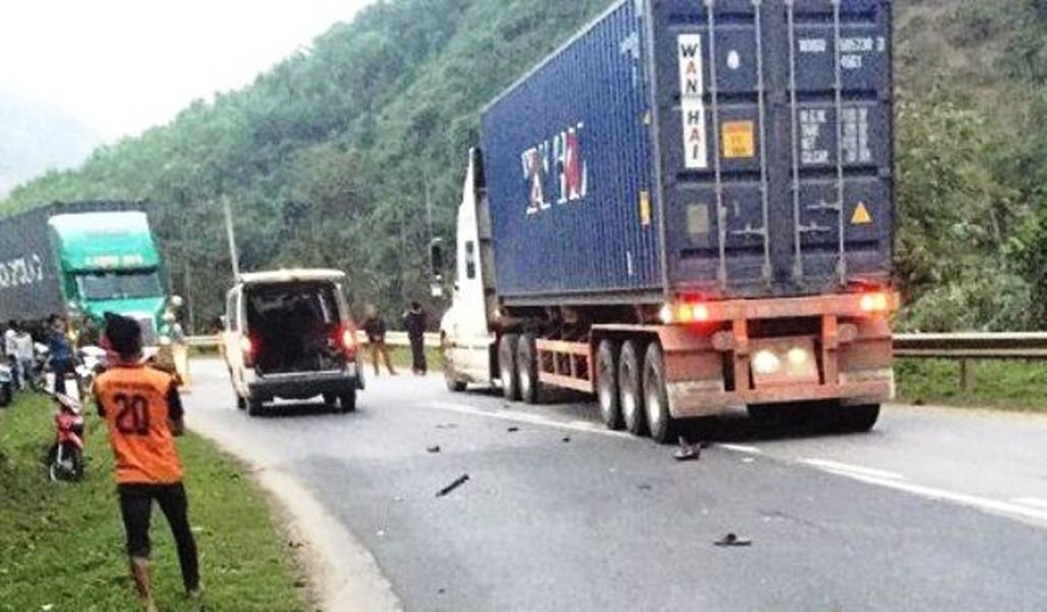Cùng ngày, 3 người tử vong trong 2 vụ tai nạn đều liên quan đến container - 1 Cùng ngày, 3 người tử vong trong 2 vụ tai nạn đều liên quan đến container - 1