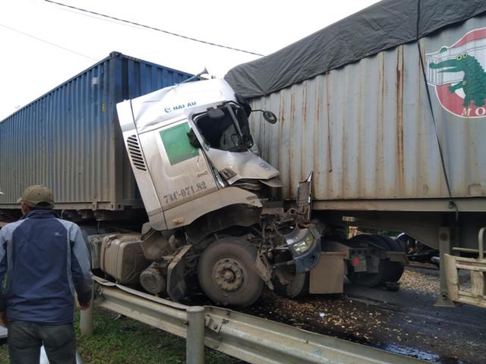 Cùng ngày, 3 người tử vong trong 2 vụ tai nạn đều liên quan đến container - 2 Cùng ngày, 3 người tử vong trong 2 vụ tai nạn đều liên quan đến container - 2