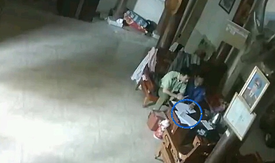 Quản lý thị trường bị tố lấy tiền thầy lang: Khởi tố, bắt tạm giam 2 cán bộ  - 3 Quản lý thị trường bị tố lấy tiền thầy lang: Khởi tố, bắt tạm giam 2 cán bộ  - 3