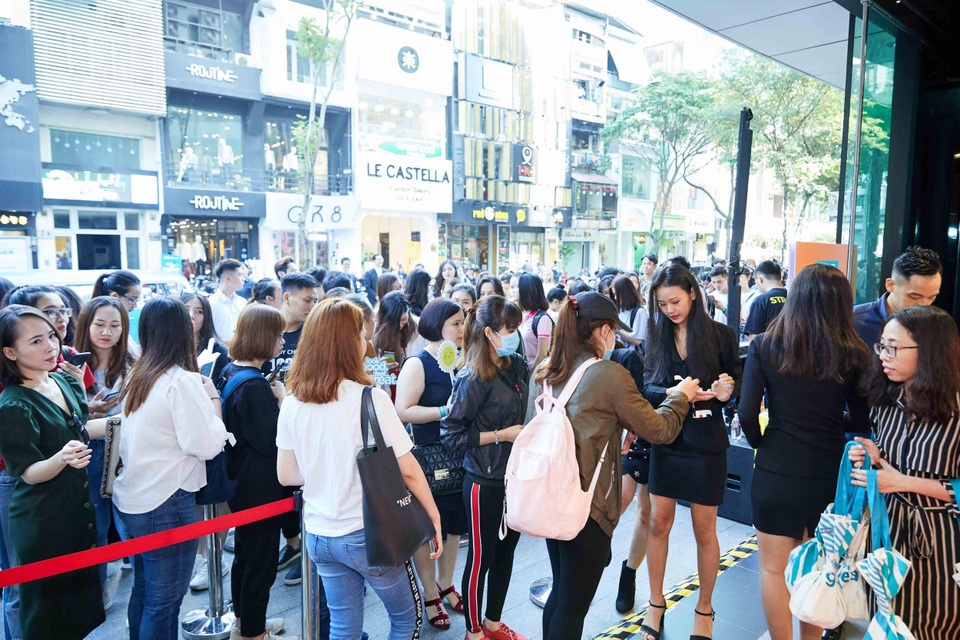 Watsons khai trương cửa hàng đầu tiên tại Việt Nam: Hàng trăm bạn trẻ xếp hàng chờ mua mỹ phẩm ngoại - 4 Watsons khai trương cửa hàng đầu tiên tại Việt Nam: Hàng trăm bạn trẻ xếp hàng chờ mua mỹ phẩm ngoại - 4