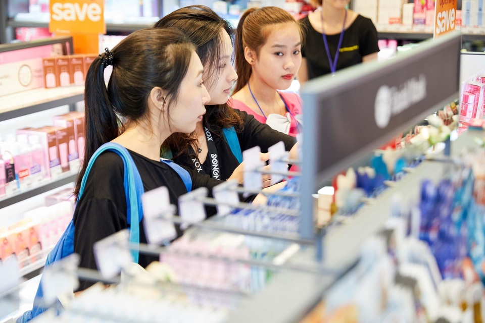 Watsons khai trương cửa hàng đầu tiên tại Việt Nam: Hàng trăm bạn trẻ xếp hàng chờ mua mỹ phẩm ngoại - 5 Watsons khai trương cửa hàng đầu tiên tại Việt Nam: Hàng trăm bạn trẻ xếp hàng chờ mua mỹ phẩm ngoại - 5