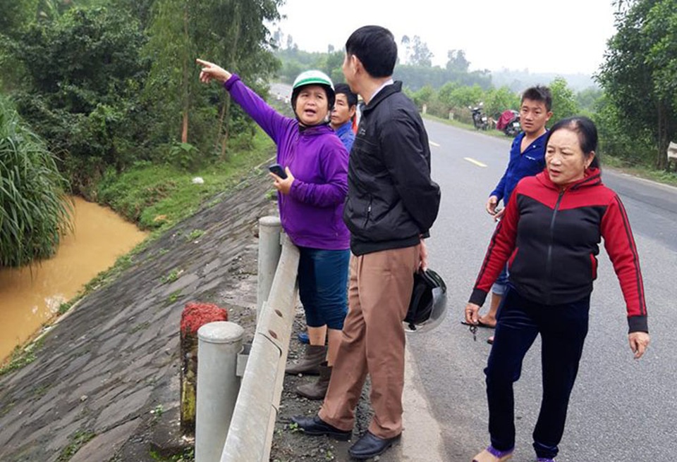 Cá chết liên tục quanh khu vực bãi rác thải - 2 Cá chết liên tục quanh khu vực bãi rác thải - 2