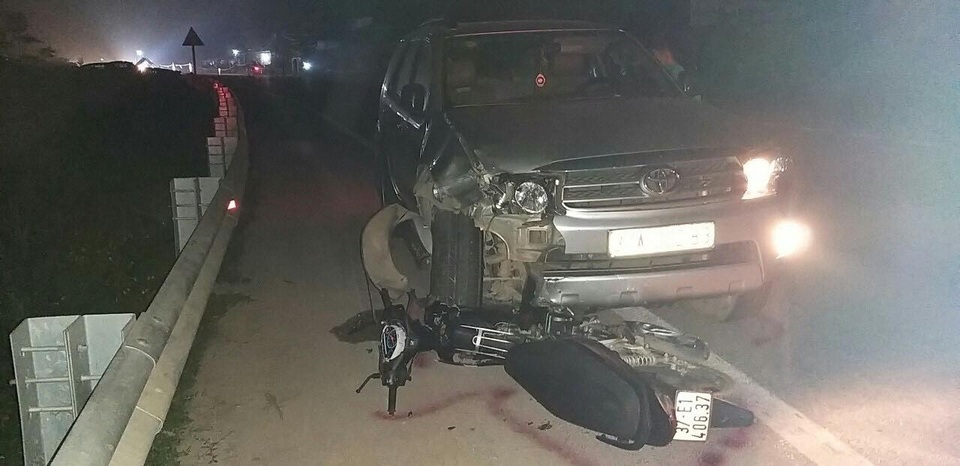 Bị xe Fortuner tông và đẩy đi 50m, phó trạm y tế xã tử vong - 4 Bị xe Fortuner tông và đẩy đi 50m, phó trạm y tế xã tử vong - 4